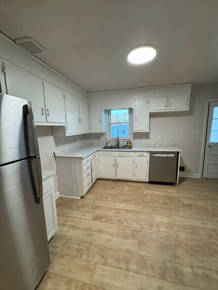Building Photo - 707 Crystal Dr