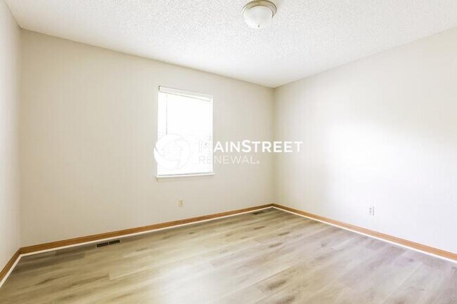 Building Photo - 3 Bedroom Pet-Friendly Home in LEES SUMMIT, MO with Main Street Renewal
