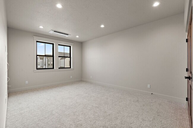 Building Photo - 116 S Carbon Rivet Ave