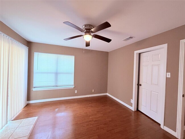 Building Photo - 5915 Sunshine Dr