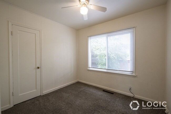 Building Photo - 809 E 50 S