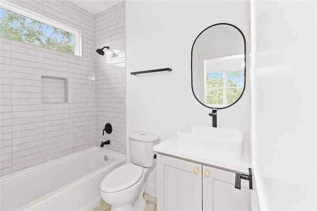 Building Photo - 3321 Hemlock Ave
