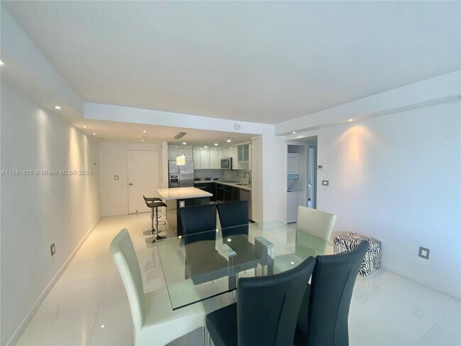 Building Photo - 3731 N Country Club Dr