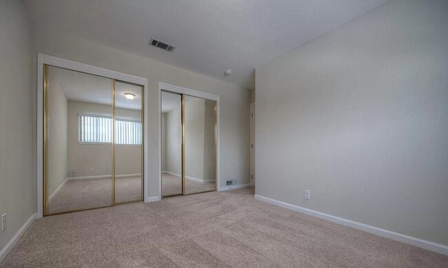 Building Photo - Central and updated 3 bedroom 1.5 bath tow...