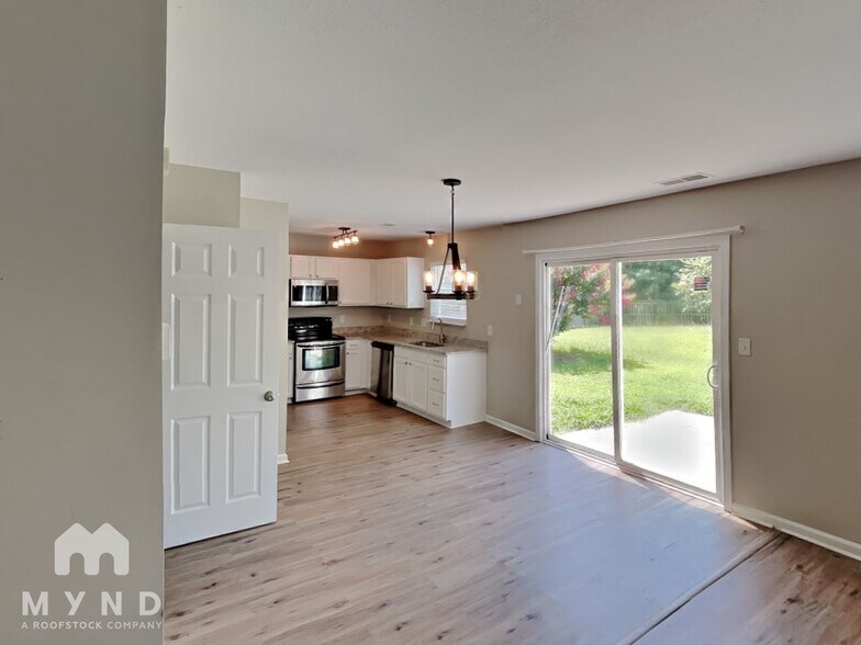 Building Photo - 303 Holton Dr