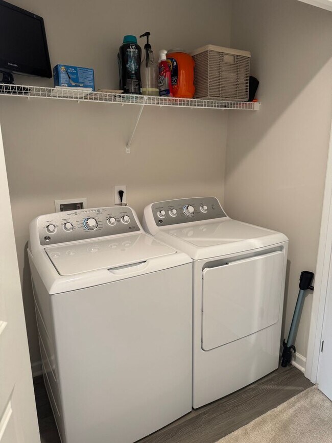 Building Photo - Furnished or Unfurnished Townhome