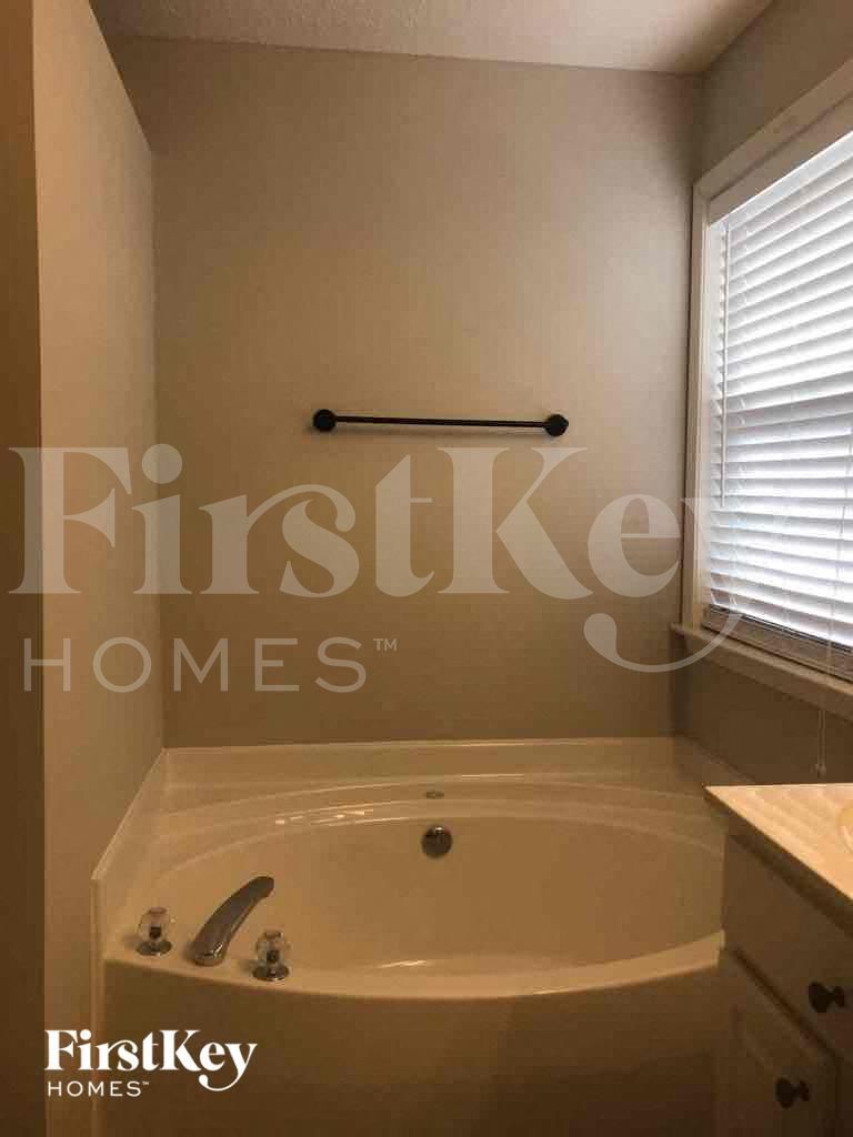 Building Photo - 2900 Hickman Ln