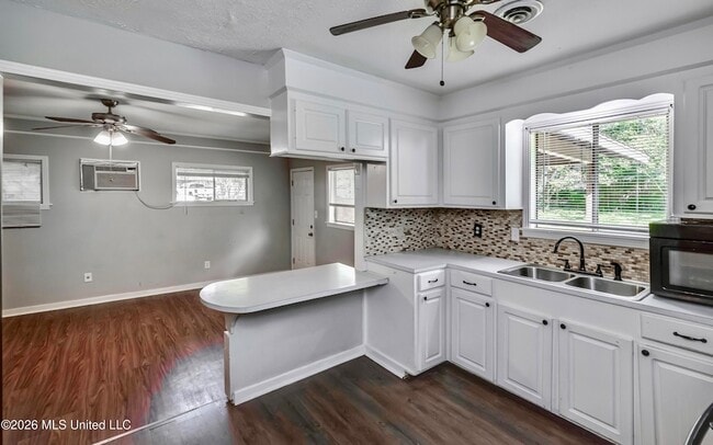 Building Photo - 823 Dunton Rd