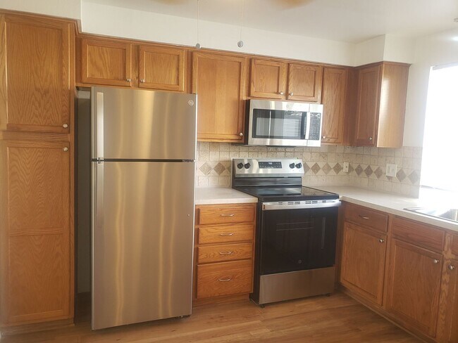 Building Photo - Spacious Townhouse with Two Car Garage!