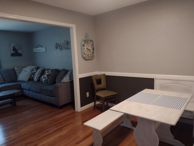 Building Photo - Beautifully renovated 4 bed 5 bath condo with a private back yard