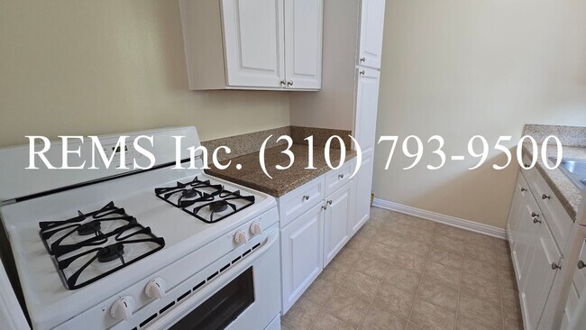 Building Photo - Bright Upstairs 1 Bedroom Apartment w/ Shared Garage Parking