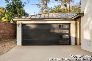 Building Photo - 417 E Hildebrand Ave