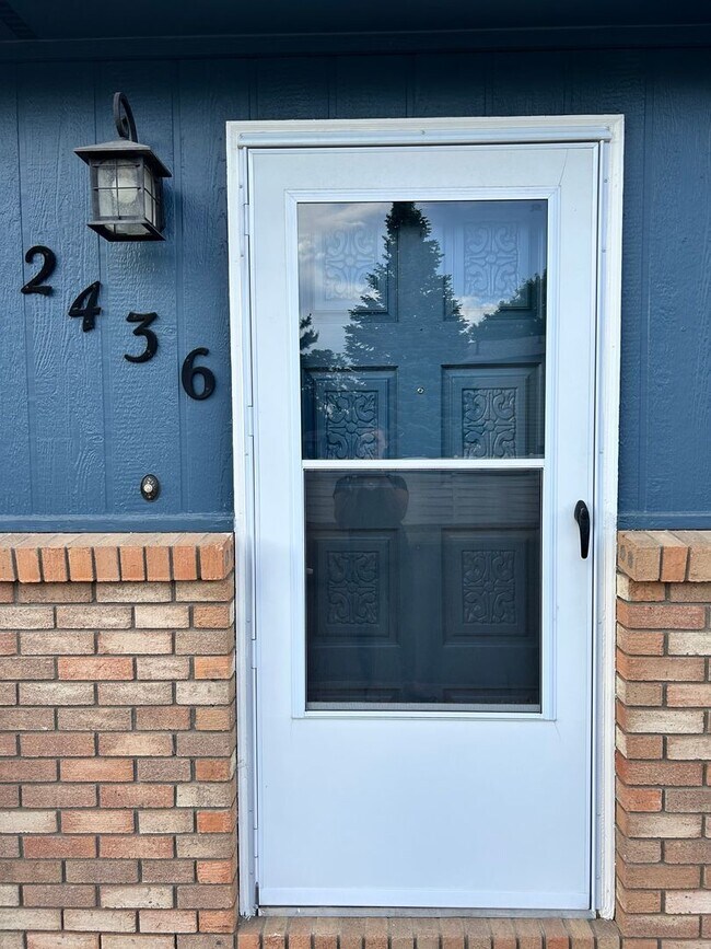 Building Photo - Spacious 3BR Duplex w/ Garage, Workshop, L...