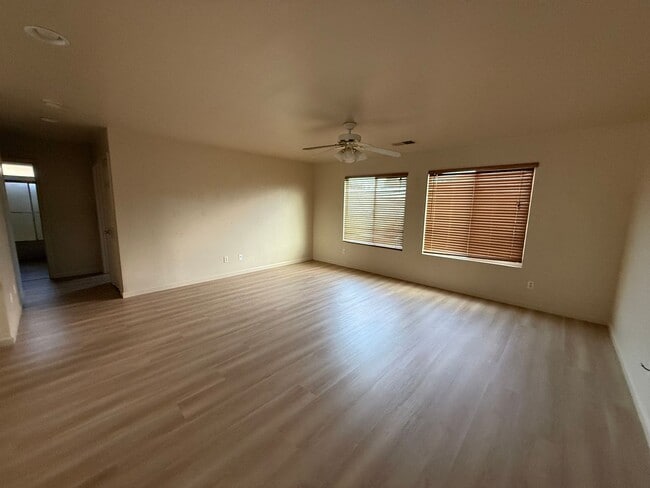 Building Photo - 2424 Sandpiper Ln