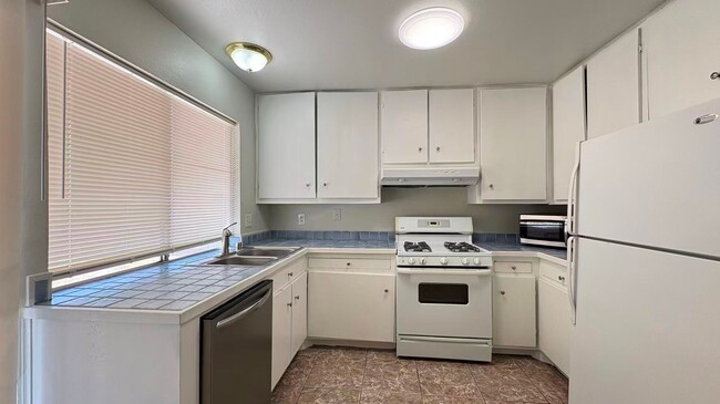 Building Photo - Cozy Home