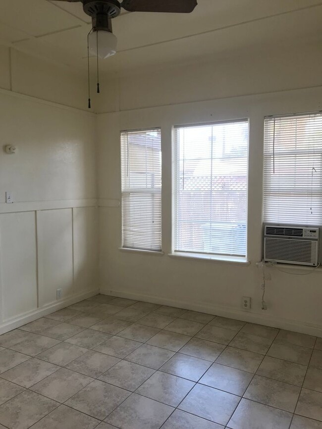 Building Photo - Cute house!