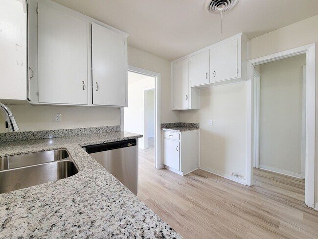Building Photo - BEAUTIFUL REMODELED 4 BEDROOM 2 BATH HOME IN LAKE JACKSON, TEXAS