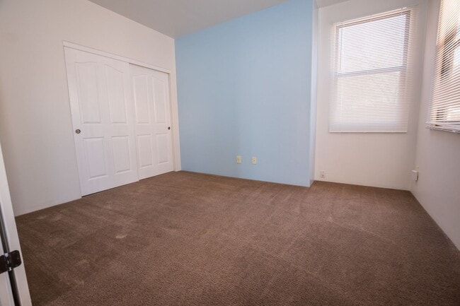 Building Photo - 3 Bedroom, 2 Bath Sante Fe, 2 Car Garage, ...