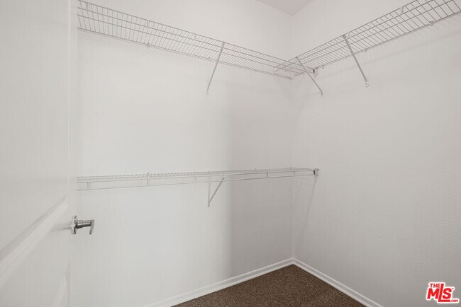 Building Photo - 6400 Crescent Prk E