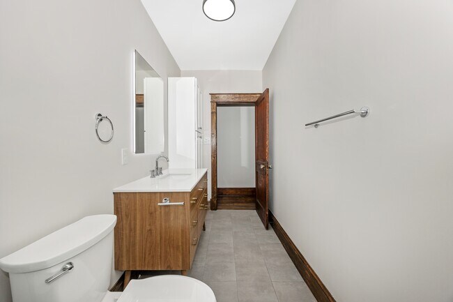 Building Photo - 2 College Ave