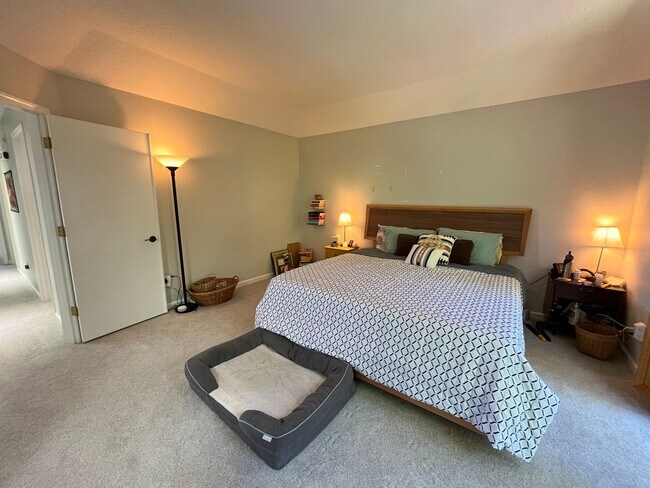 Building Photo - Beautiful 4Bd + 3Ba in Portland!! Offers Beautiful Outdoor Views and Great Gardening Backyards!!