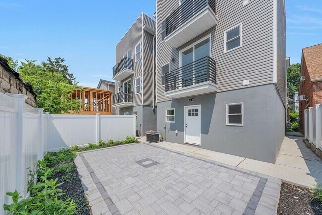 Building Photo - 275 Pearsall Ave