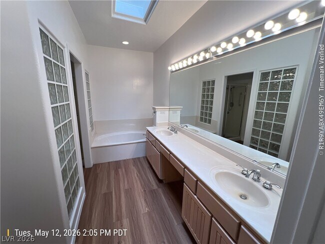 Building Photo - 2700 Vista Butte Dr
