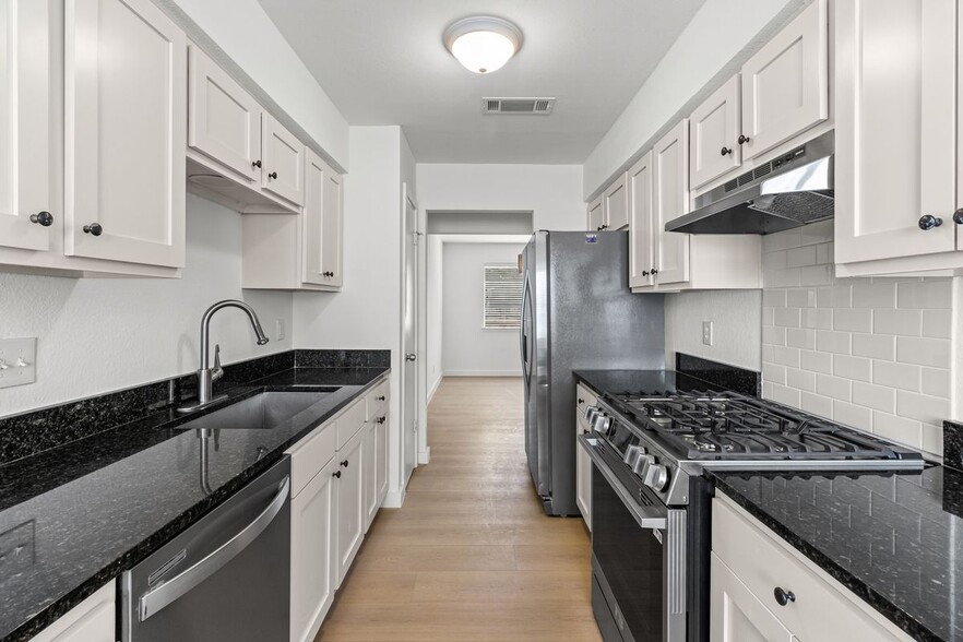 Building Photo - 11131 Henge Dr