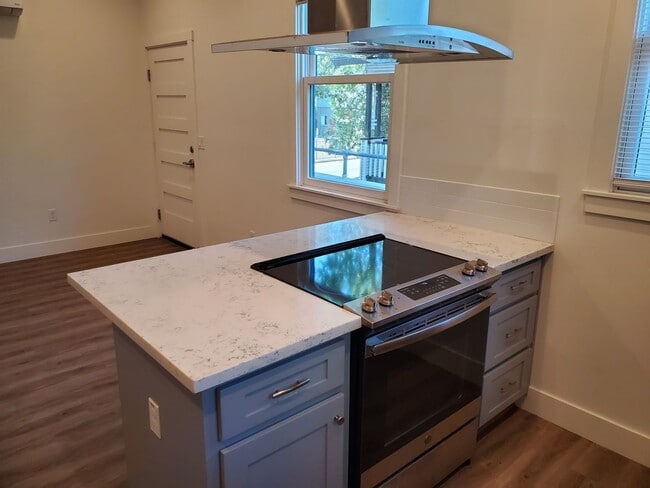 Building Photo - 2031 3rd St