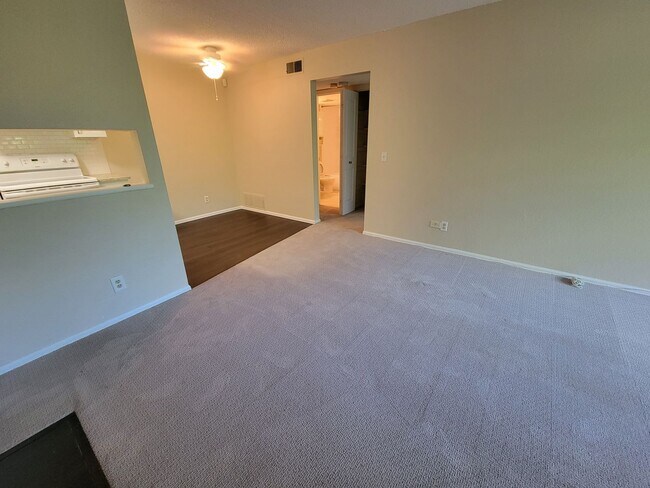 Building Photo - Nicely Updated One Bedroom Condo Available...