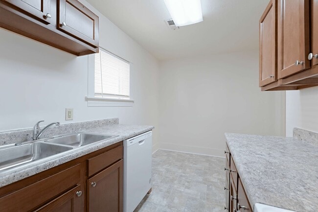 Building Photo - 1640 E ST-2