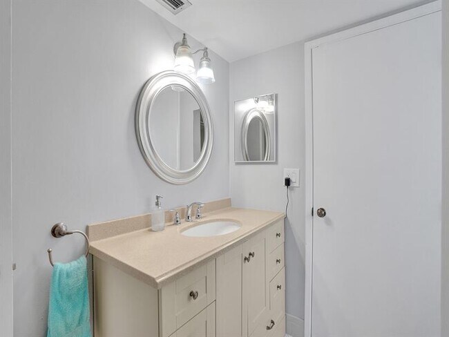 Building Photo - 2208 S Cypress Bend Dr