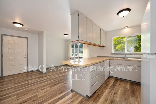 Building Photo - 1421 E Randle Ave