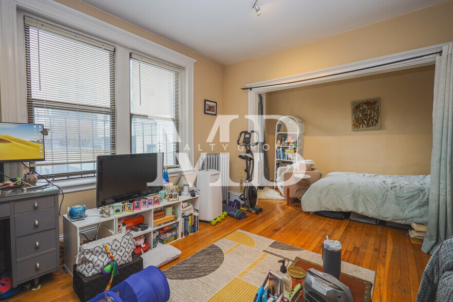 Building Photo - 11 Park Dr