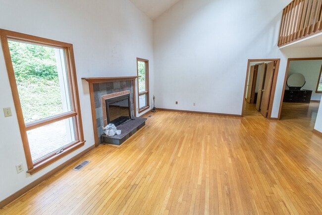 Building Photo - Beautiful Contemporary 3 Bedroom Home