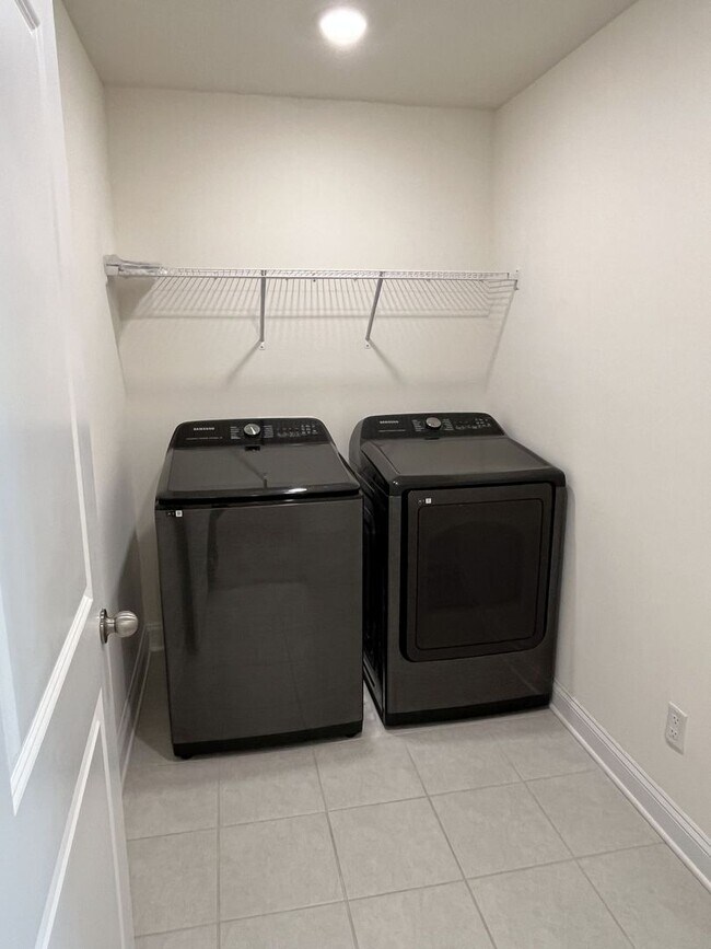 Building Photo - Newer 3 Bed + Loft Townhome in Davis Lake ...