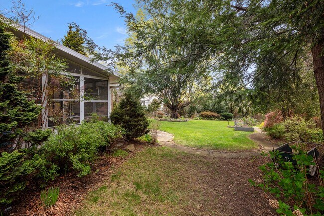 Building Photo - Lake View Park Home - Two Bedrooms Plus Of...