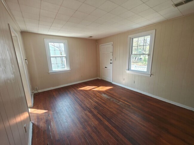 Building Photo - 2 bedroom home