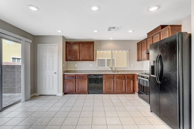 Building Photo - Spacious 3 bedroom home with large yard in...