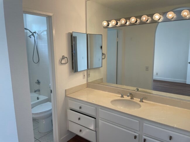 Building Photo - 6 Alcoba