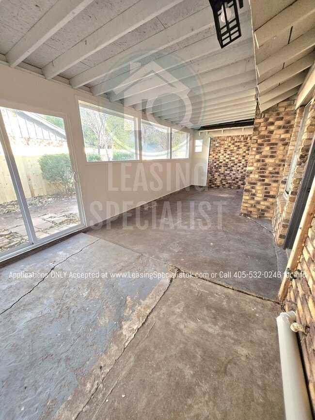 Building Photo - Spacious Village 3 Bed 2 Bath Home!