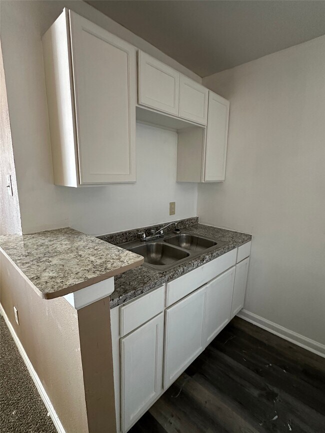 Building Photo - 516 Holiday Dr