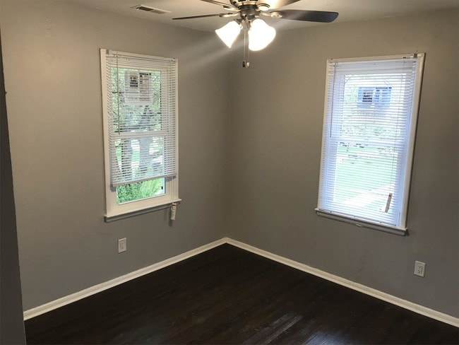 Building Photo - 1018 Lewis Ave