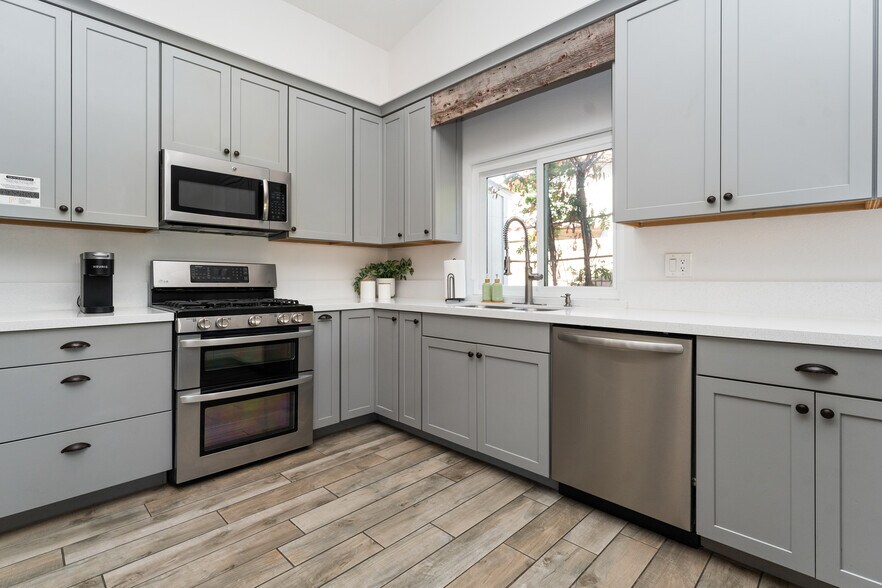 Kitchen - 79590 Port Royal Ave
