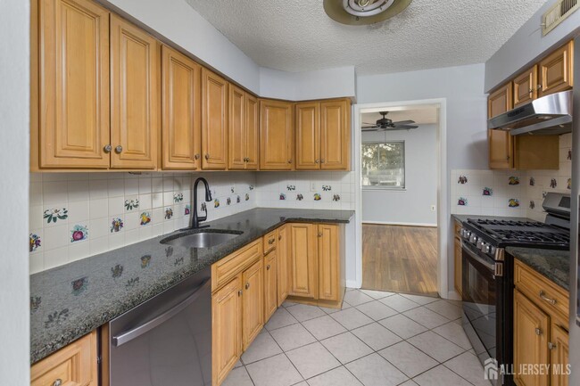 Building Photo - 113 Thoreau Dr