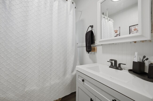 Building Photo - 1080 Green St