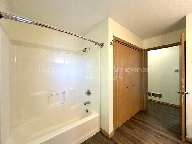 Building Photo - 2103 Kinnrow Ave NW