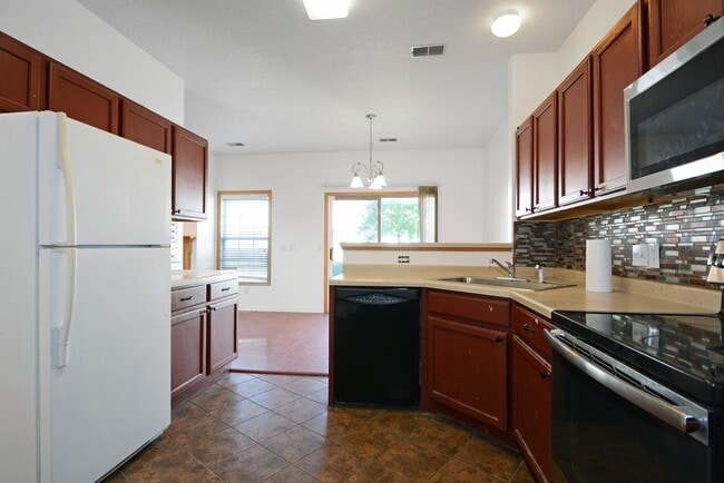 Building Photo - Beautiful 3-Bed 3-Bath Townhouse in Shakopee - Available Now!
