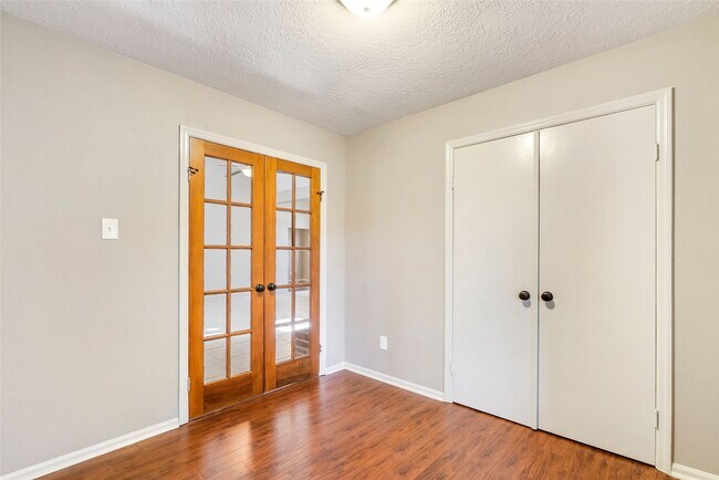 Building Photo - 2 Village Knoll Pl