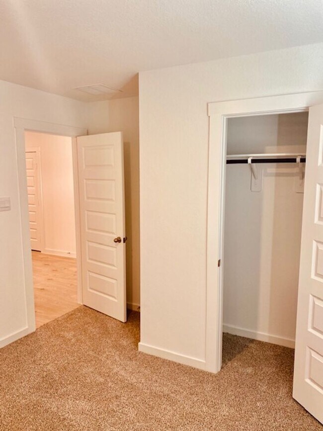 Building Photo - Grand Entry W/High Ceilings! Gorgeous Ligh...
